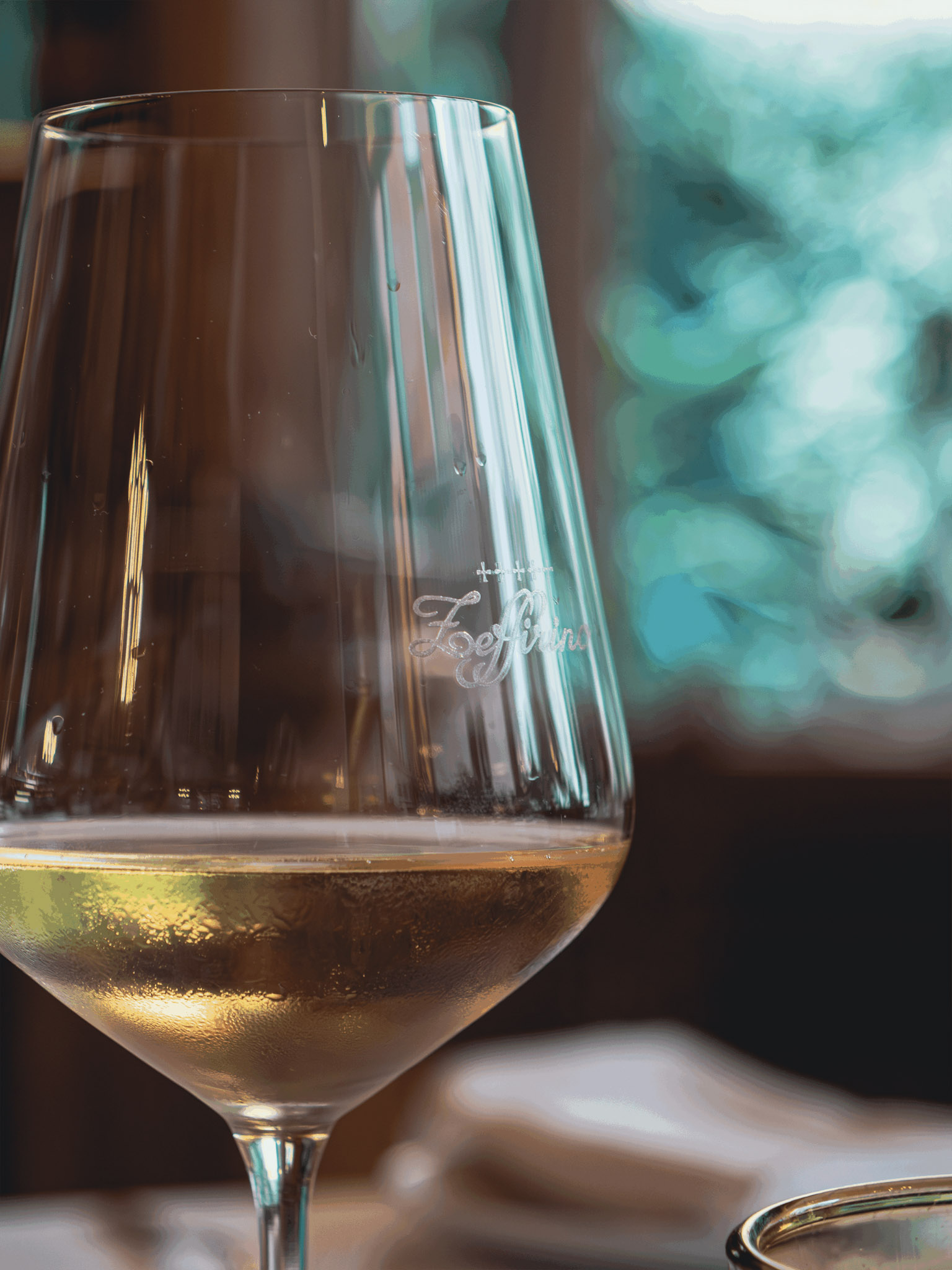 Bicchiere di Vino Bianco con Logo Ristorante Zeffirino Applicato