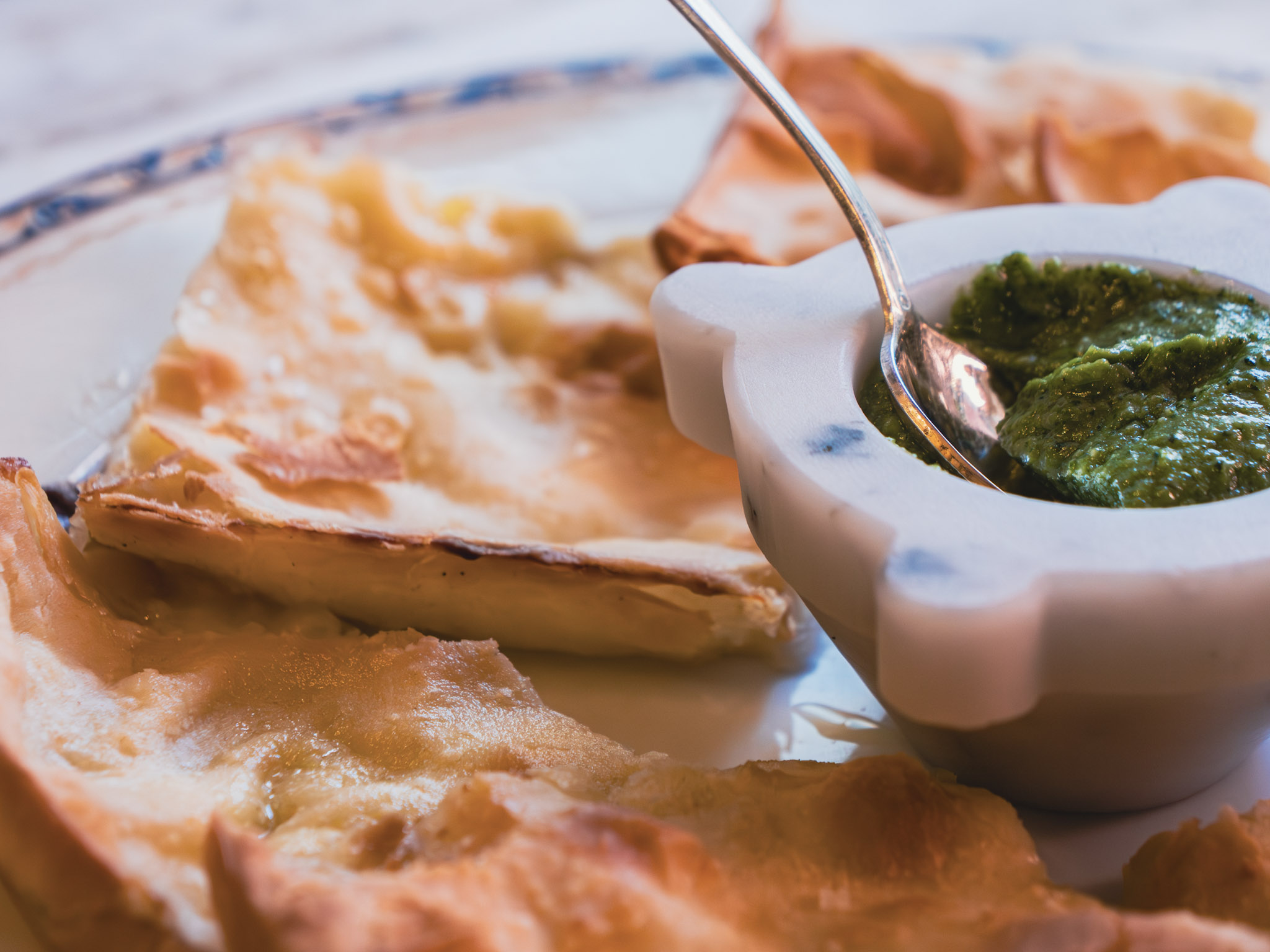 Piatto di Focaccia al Formaggio con Mortaio con Pesto di Basilico Cucina Zeffirino